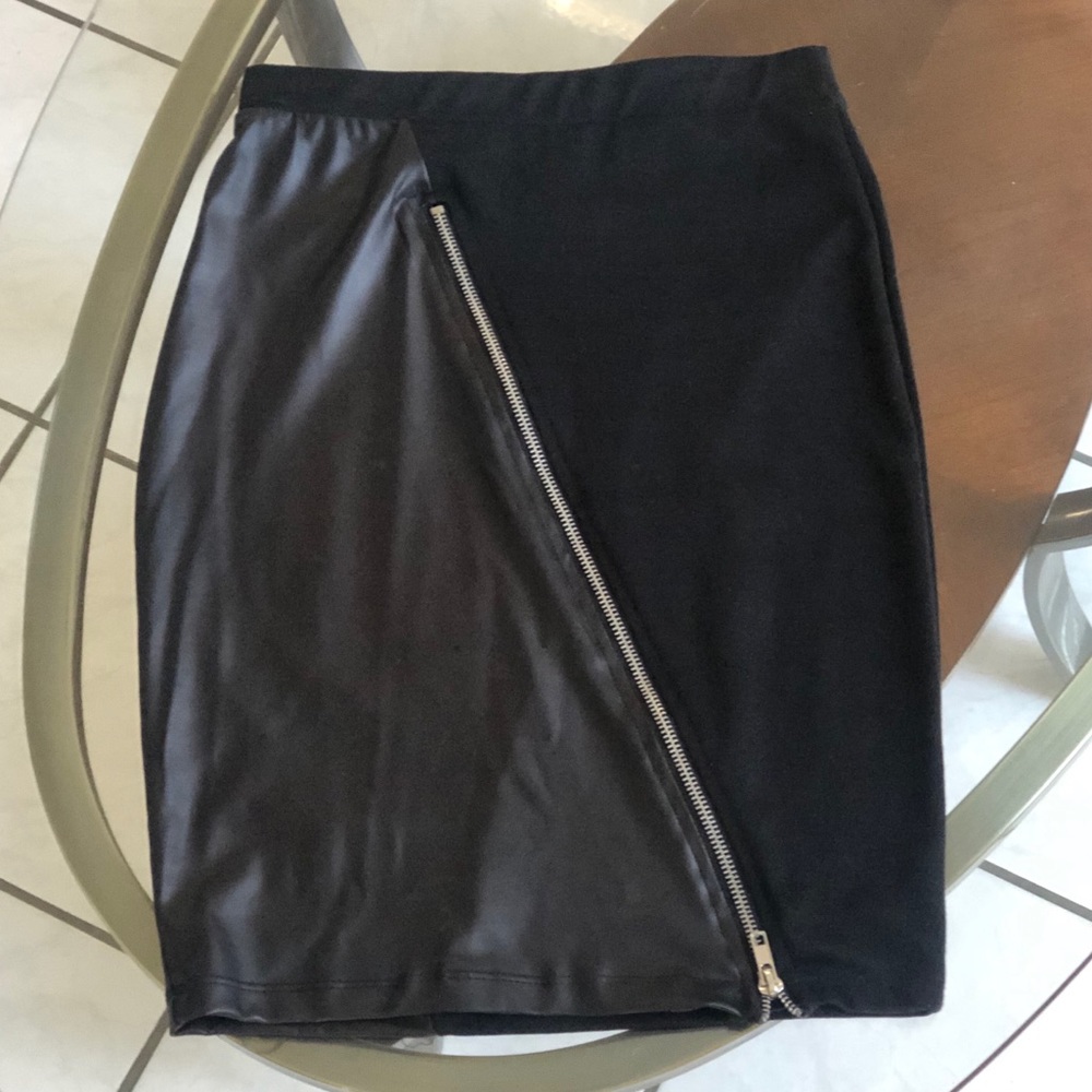 G by Guess Black Midi Skirt with Zipper Detail